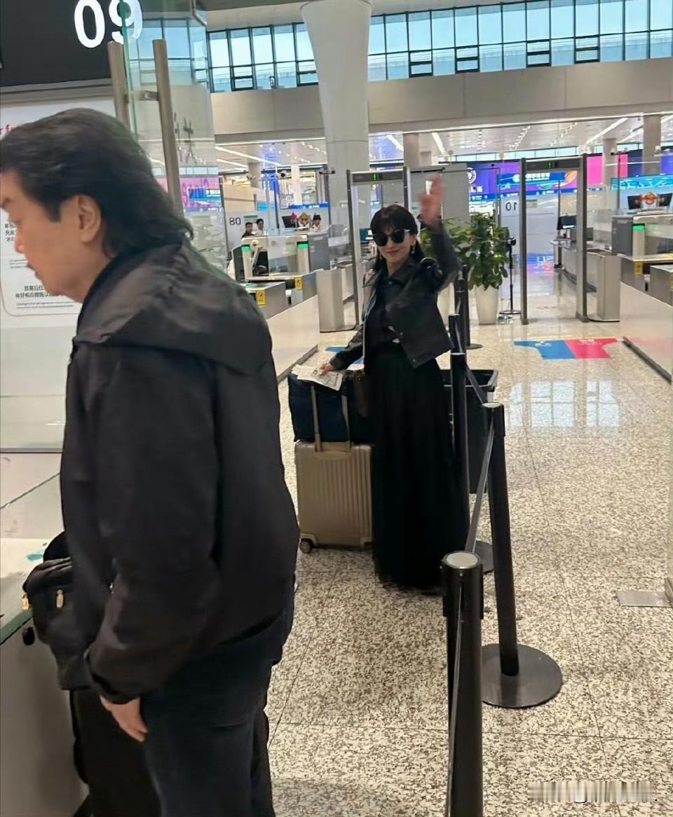 72岁赵雅芝和老公黄锦燊现身浙江机场。一身贵气穿搭衬得她气质绝了，身材娇小却