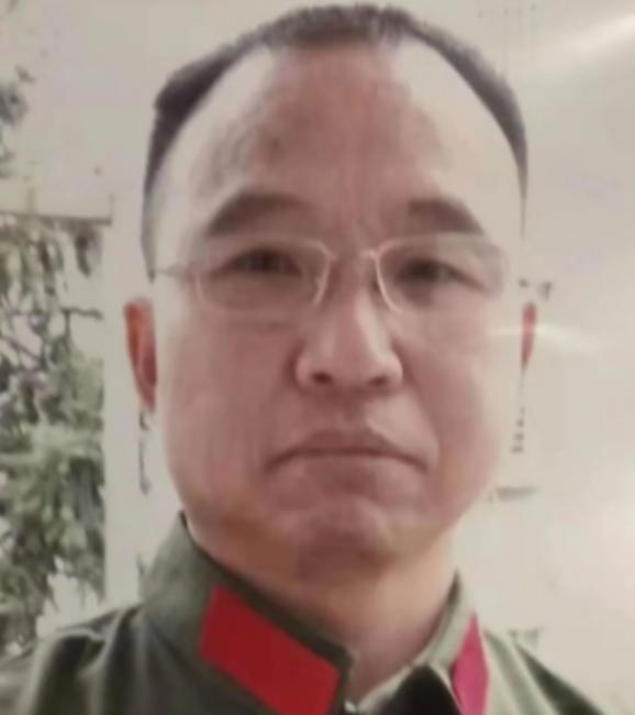 1984年，战士李陶雄中弹牺牲，送葬途中遗体竟两次从车上跌落，护士郑英察觉异样，