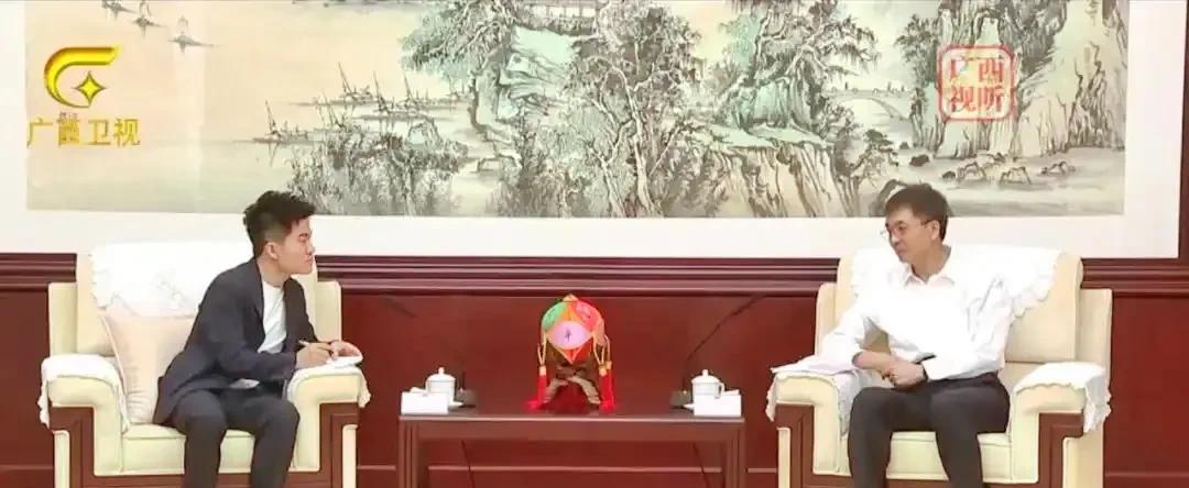 别看32岁的董宇辉现在也是一家公司的老板，目前的流量和身价也不可估量，但始终还是
