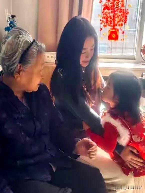 大家总说朱珠家世不简单，直到她晒出100岁的奶奶，我才算是看明白了。大年