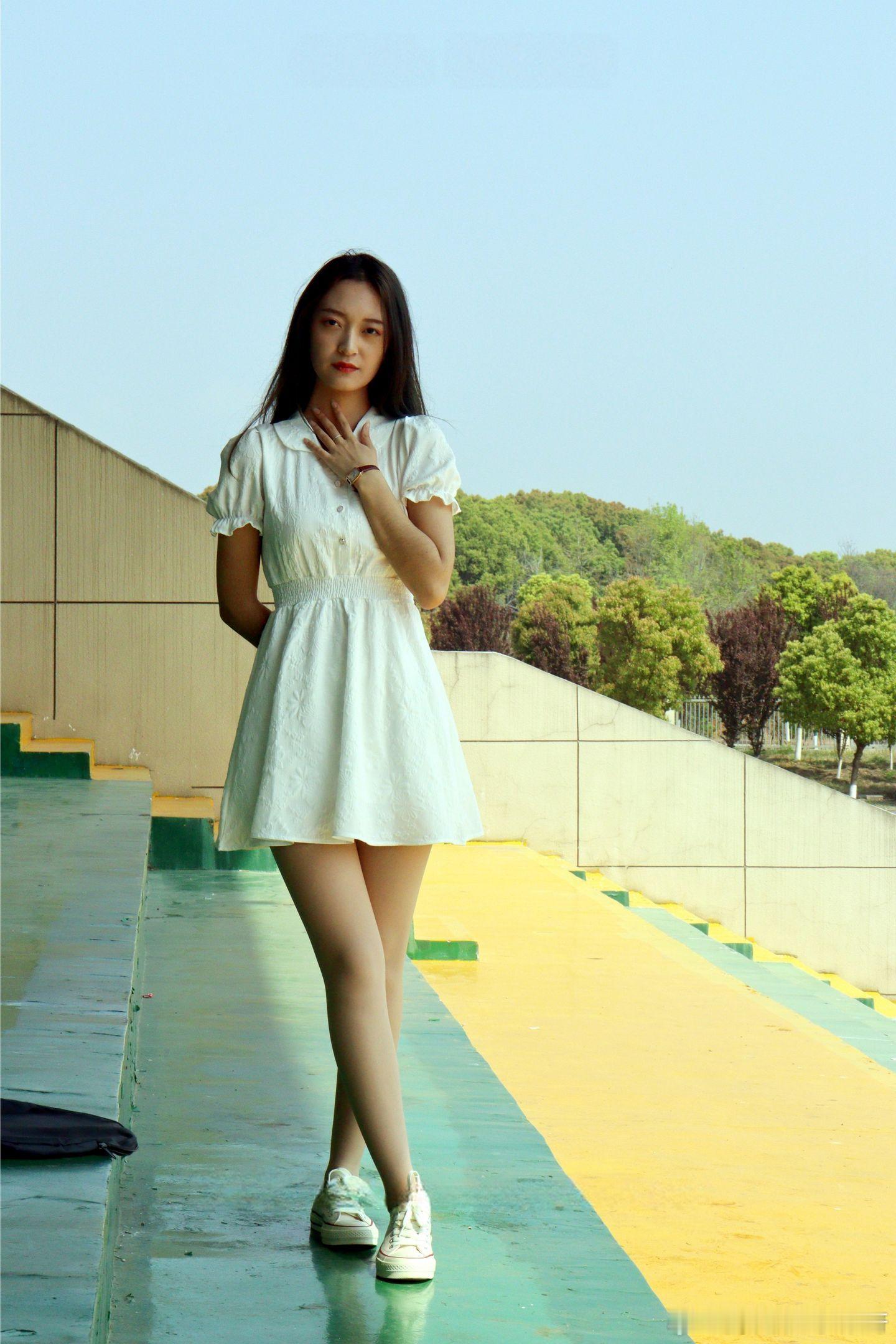 帆布鞋与丝袜，初夏女神~​​​