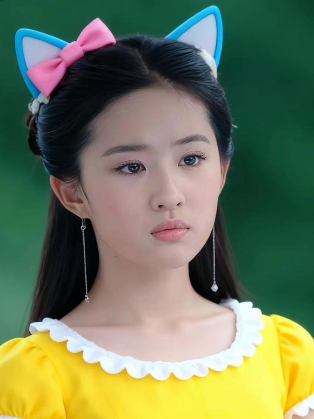 刘亦菲的“萌系”瞬间也太戳人了！眼神软乎乎的，小动作透着娇憨，这反差萌直接让人忍