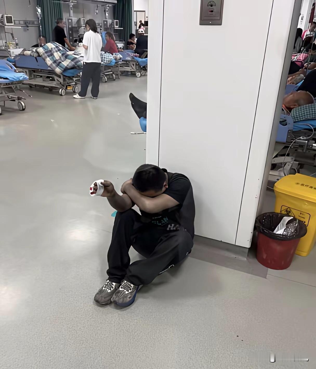 我们村有个人查出癌症后，一天医院也没住，一粒药也不吃。回家以后一个星期，他把自己