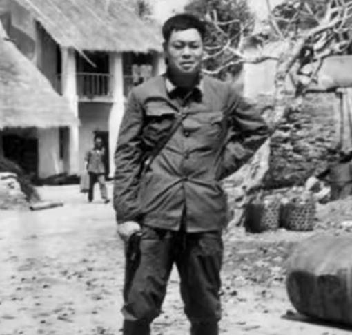 1988年老山功臣师长李德金开会被副手当场控制，军区预警私藏三支枪，全身搜查只翻