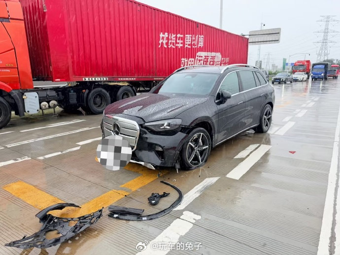 #电车买得起修不起#就在前不久，一个全新纯电奔驰GLC的车主发生事故，维修报价4万6千多，这你受得了