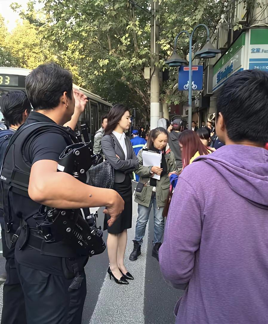 只见她一身职业装和穿着高跟鞋，这种穿衣风格打扮，像个上班白领一样，真是人还是那么