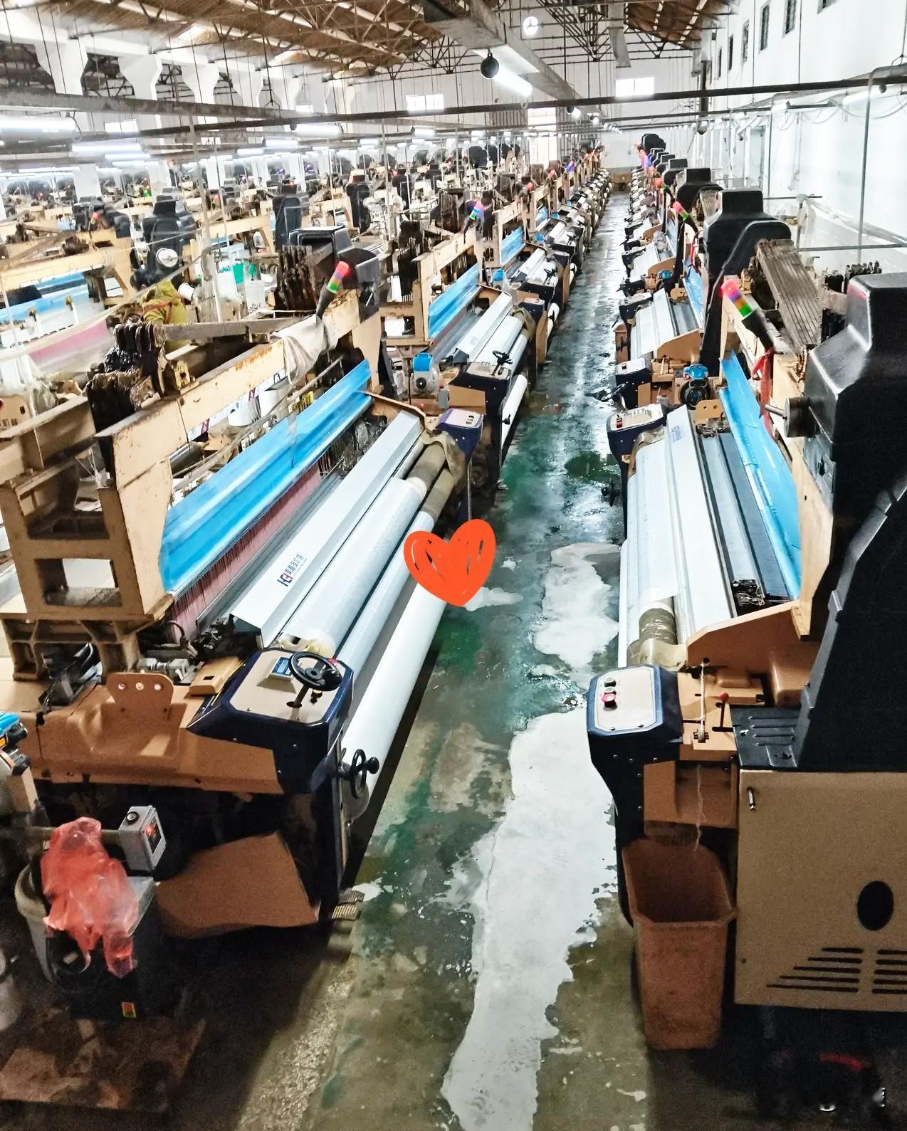 今天我们厂里开工了。老板娘在群里发布消息：由于行情不好，咱们工厂今年织布工每