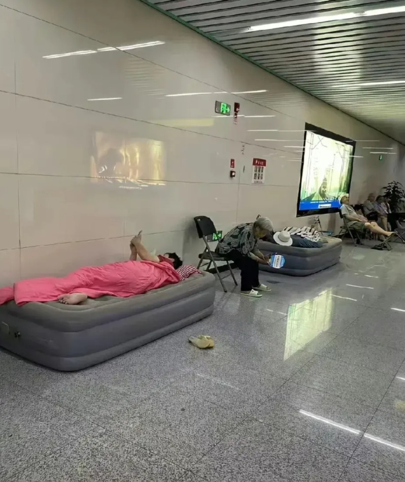 地铁里睡觉，这就离谱到家了，是包容还是越界？最近被地铁这幕惊到：充气床、被