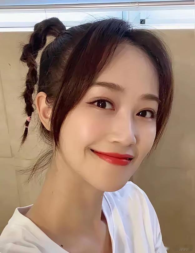 早期蓝盈莹侧脸要多虐有多虐，不过正面照气质就无敌了。