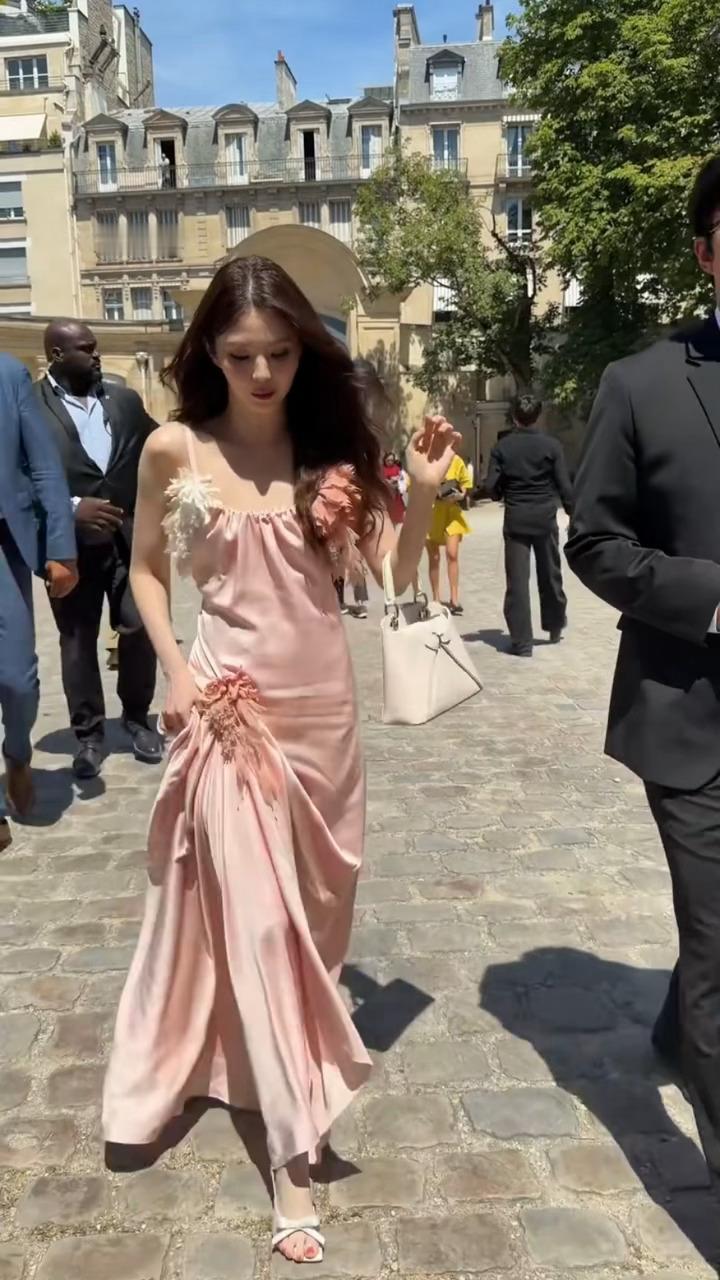 在巴黎时装周的韩素希冷白皮女神降临💕韩素希淡粉色连衣裙好仙