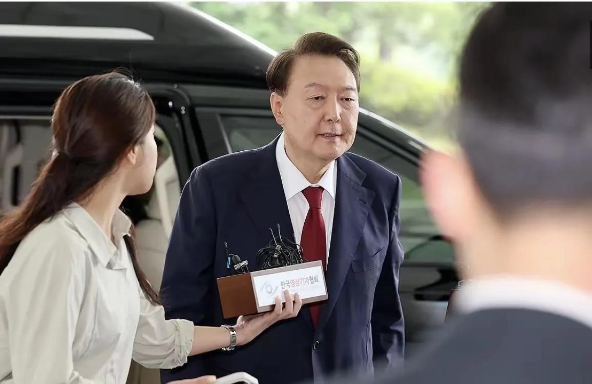 韩国总统李在明对尹锡悦狠狠地羞辱一番，虽然两者都视为总统，但是前者的关系尤为重要