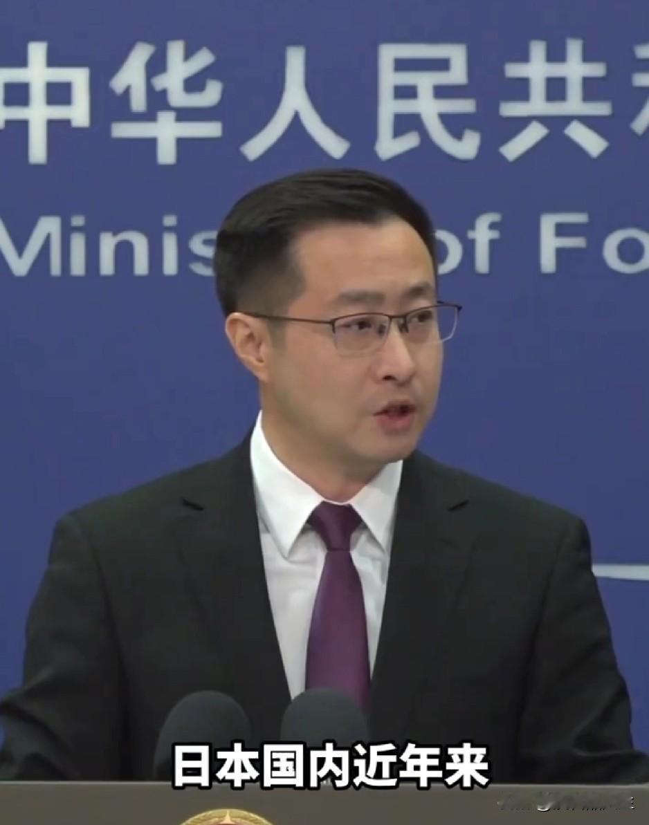 内个！这个外交部发言人是谁，他不应该做发言人，应该去做演员，就凭他的表情，拿个金