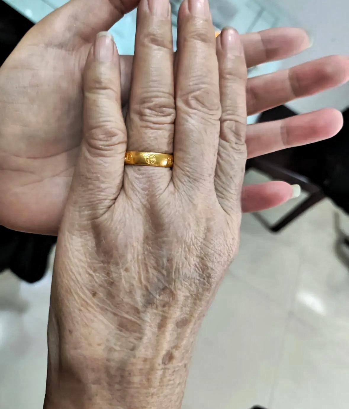 我一个朋友的婆婆，真的是人间清醒！她在弥留之际，把身上的金耳环、金吊坠、金手镯、