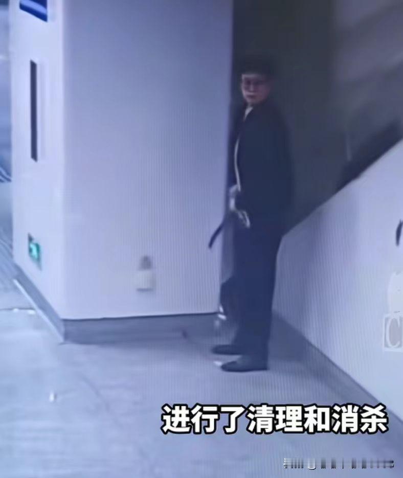 现在最后悔的就是广西南宁这个在地铁站如厕的男子了！不是因为这事上热搜了，而是