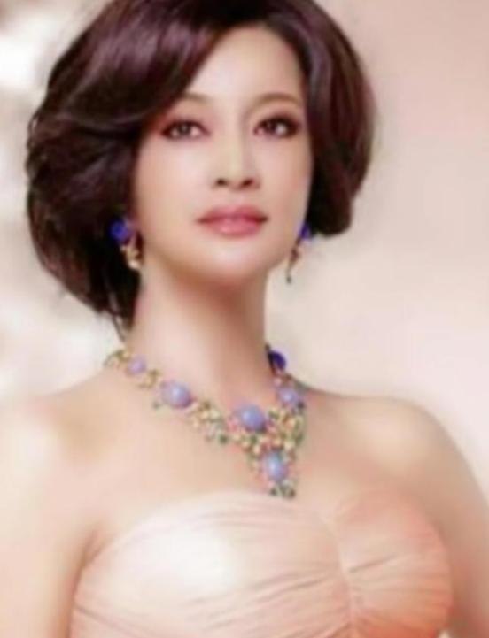 1982年，刘晓庆到南京演出，遇见了正在拍戏的迟志强，晚上几杯酒下肚后，刘晓庆让