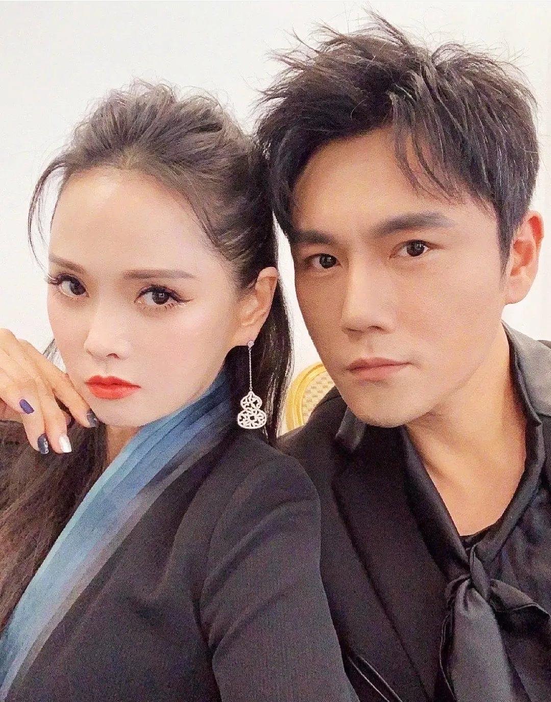 伊能静自曝与秦昊首次见面时，秦昊正处在热恋期，与当时的女朋友热恋“目中无人”，“