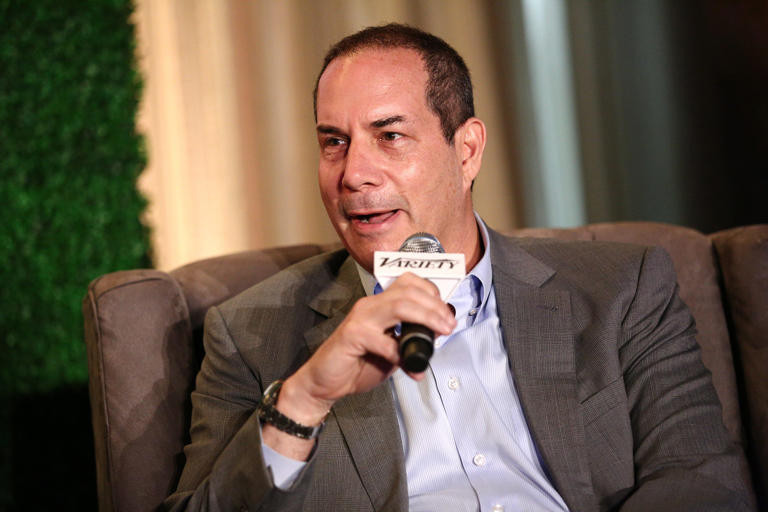 湖人队新任商务运营总裁朗·罗森在与记者交谈时表示，佩林卡将继续负责篮球事务运营，