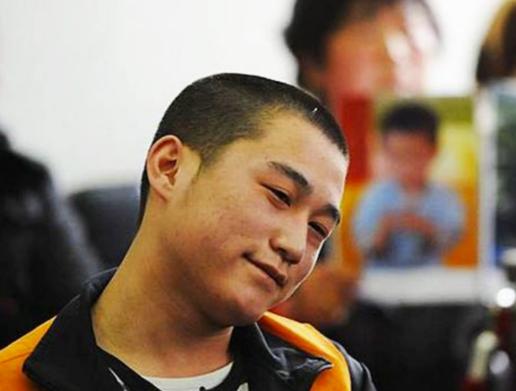 “判我死刑吧，谢谢！”2012年，北京法庭判决现场，一位20来岁的杀人嫌疑犯，笑