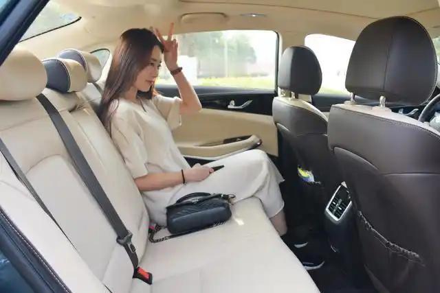 能不能不要发这样的毒誓[捂脸哭]一网约车司机接到一个漂亮的女乘客，谁知上车没几分