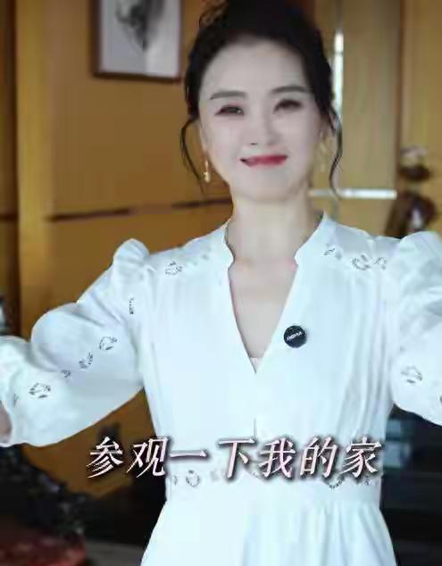 8月28号王艳晒出北京豪宅，阳台正对着故宫红墙金瓦，连太和殿的屋脊都看得清清楚楚