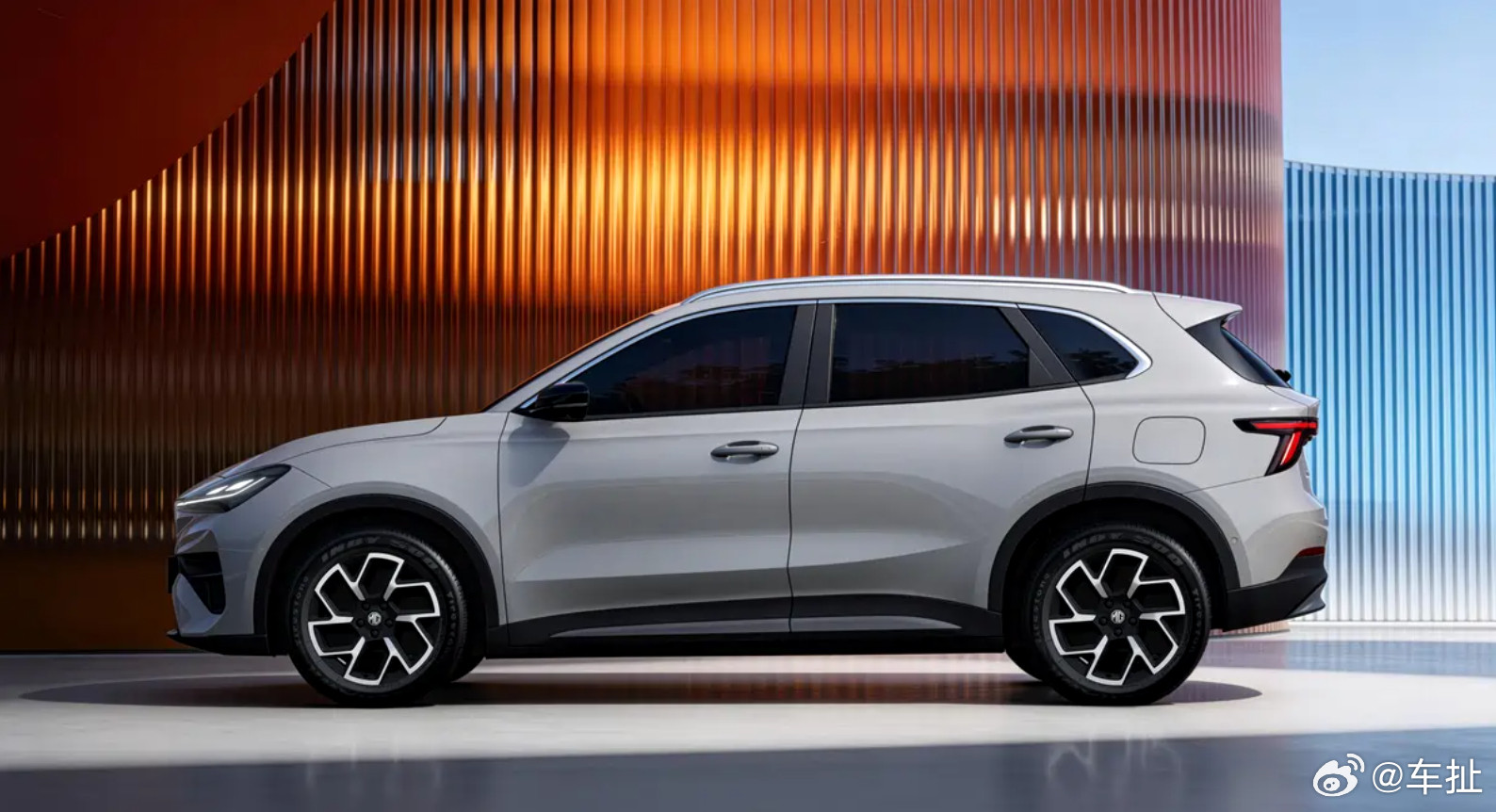 MG4X官图发布，目前看官图，这台车的大小应该跟银河E5、元PLUS差不多，包