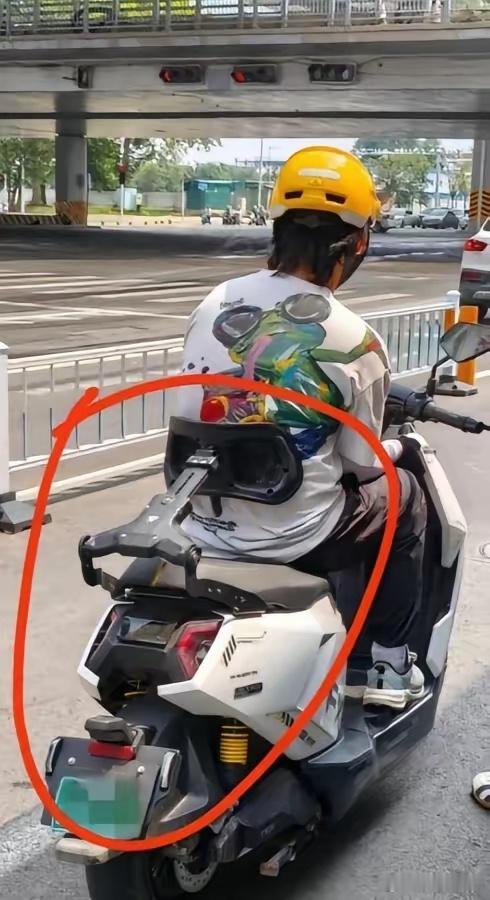 路上发现好多外卖小哥，电动车后面都装了个护腰靠背。我来回看见好几次，也不知道这玩