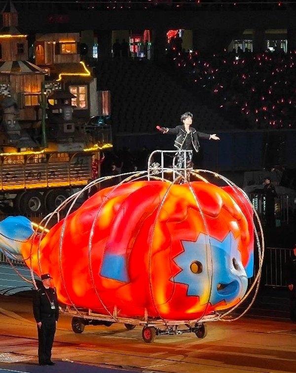 4月25号是个好日子，再就业团的《活该》一晚上被唱了三次！陈楚生在南昌，体育场