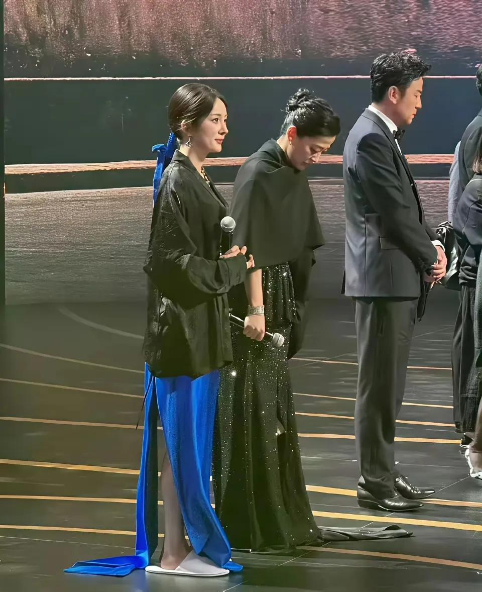 杨幂你也太懒了吧？参加这么重要的活动踩着双拖鞋就上台了，看看隔壁的男嘉宾们，