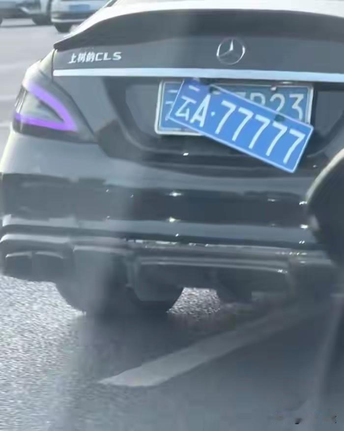 “云A77777”车牌掉了下来，里面还藏着一块。奔驰车尾挂着两个车牌，交警说：车