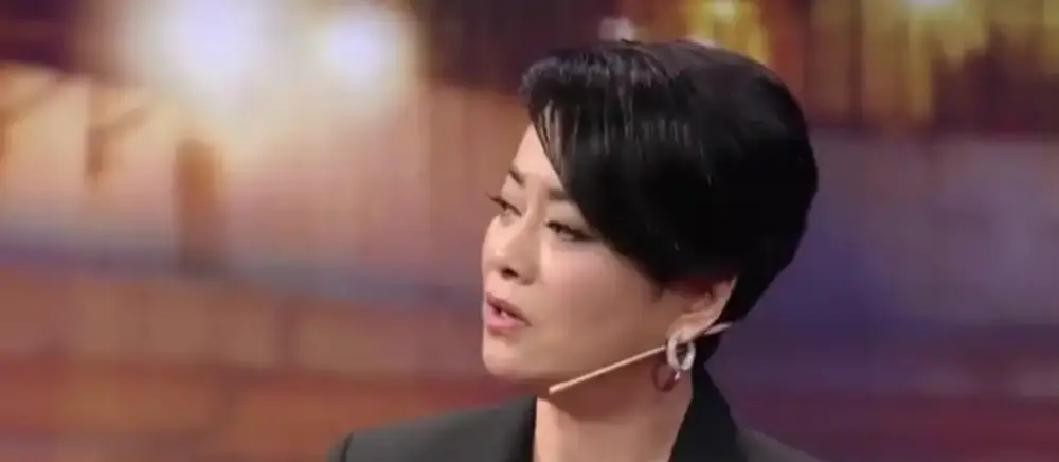 当年全网都在骂许晴作、怪毛阿敏抱团冷暴力，谁能想到过了十年这事居然反转了宁静最近在直播里随口提了一句