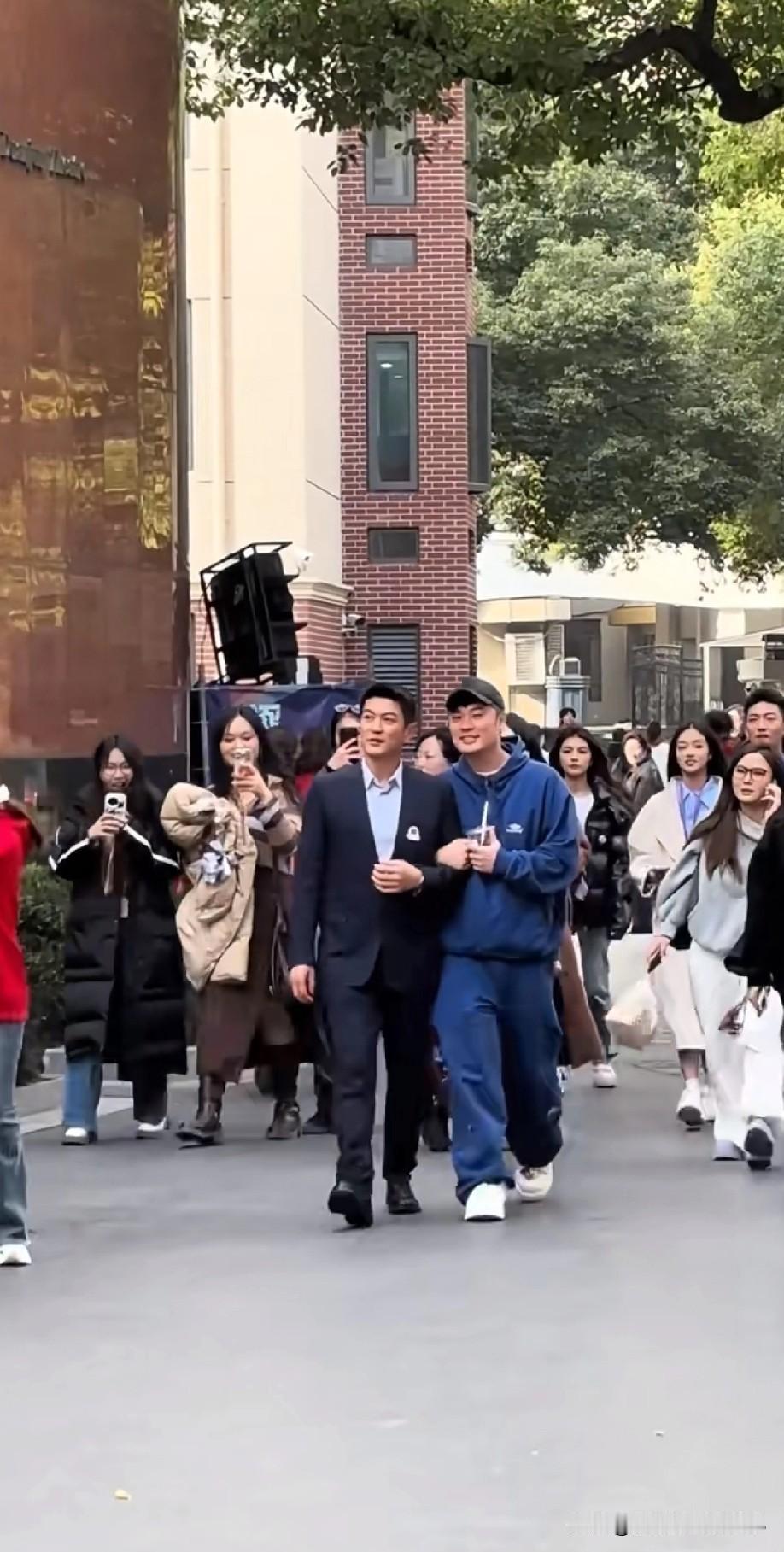 杜江郑恺陈赫竟是大学室友！毕业还曾合租，如今全员走红。节目里杜江被曾小贤（