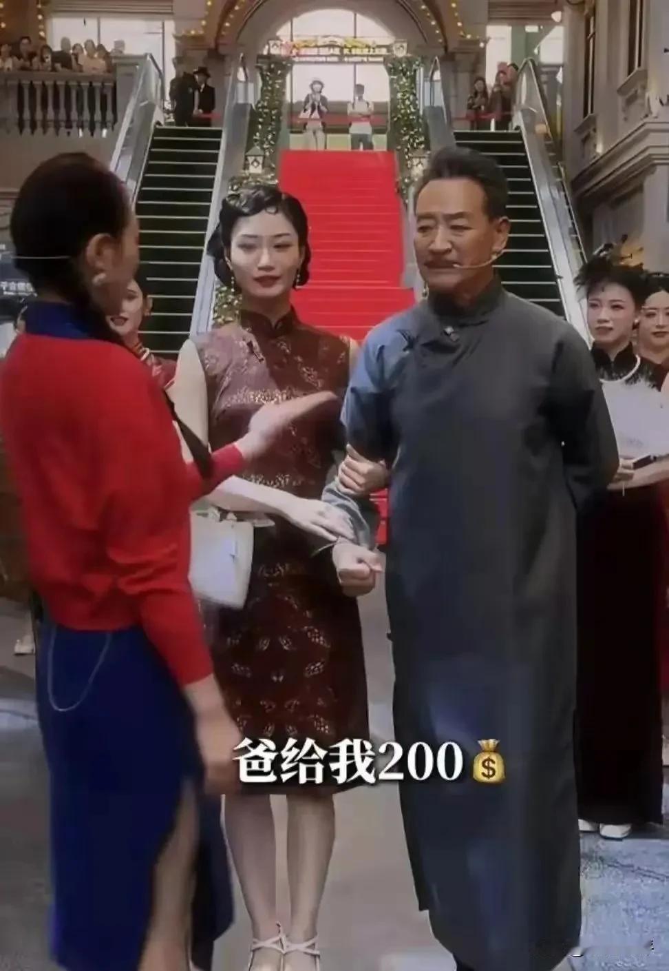 70岁的演员寇振海在上海千古情景区卖力演出，他穿着《情深深雨濛濛》里“陆振华”的
