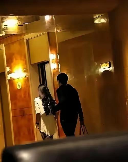 太冤了，山东淄博，女子背着老公和男子去酒店开房，不料，两人赤身裸体共处时，女子老