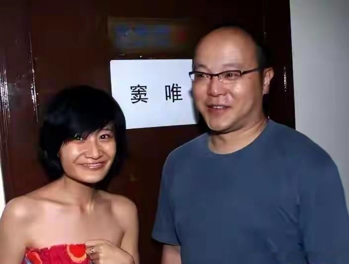 曾经的才子窦唯也步入了中老年人的行列，头发变得很少，脸上发腮，气质油腻，不再是那个气质完美的男神了。