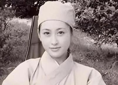 1950年，一次剿匪战斗中，一战士死死地盯住了女尼姑丰满的胸脯，排长不禁气得青筋