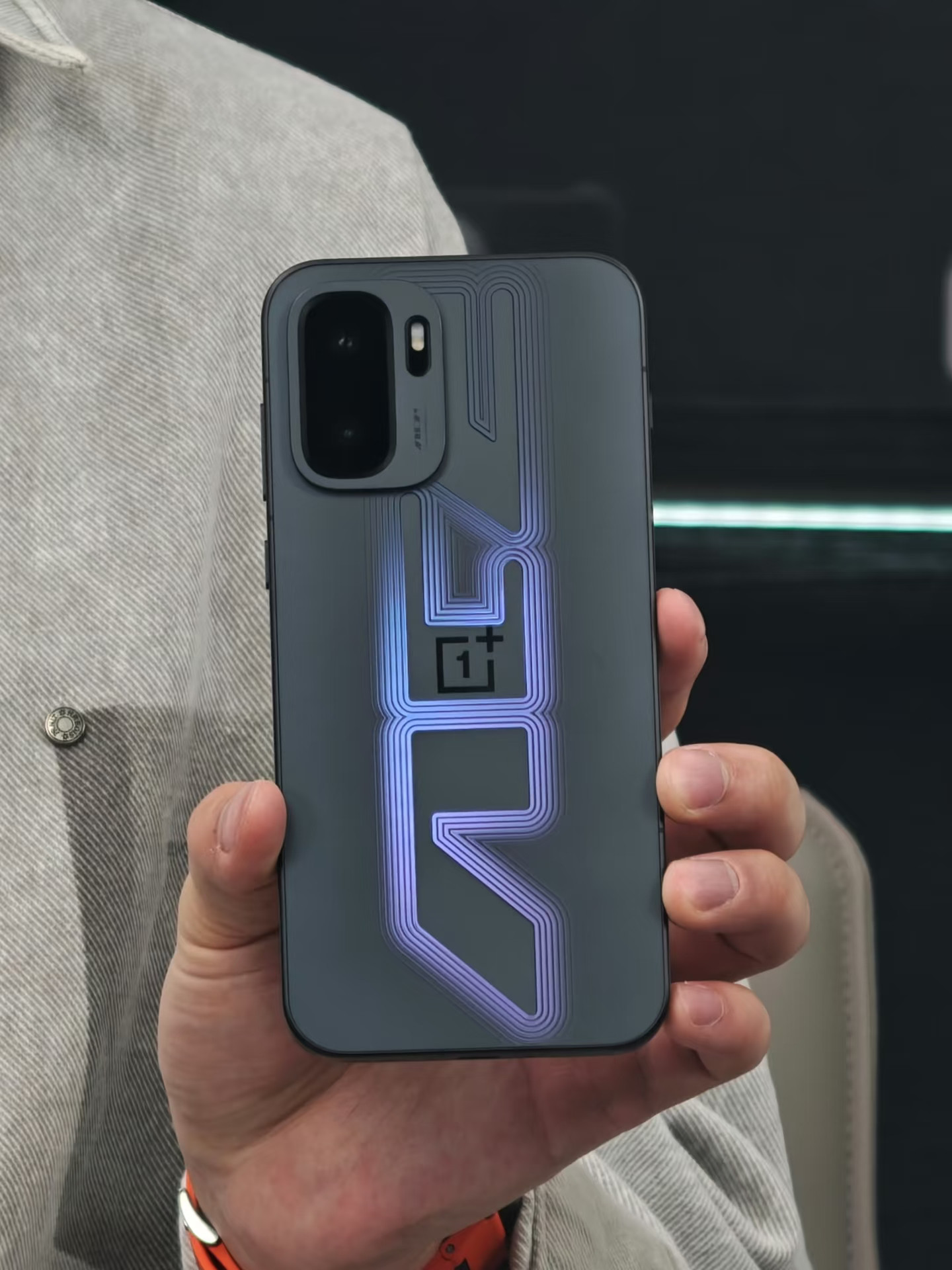 一加Ace6至尊版这3D立体刻光工艺还挺帅的，Deco也做了一些细微的调整，和其