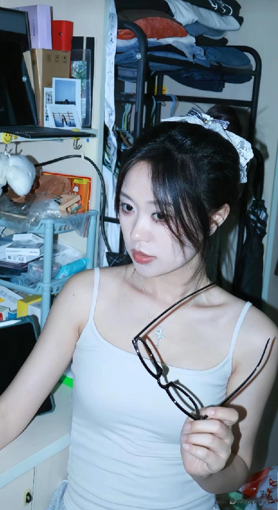 在温馨的宿舍里，享受一个人的时光