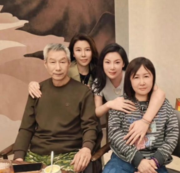 68岁刘佩琦白发苍苍身穿迷彩裤显潮流，而64岁妻子孟天娇以条纹衫牛仔裤造型亮相