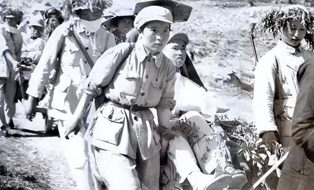 1937年，15岁漂亮女红军被敌人抓住，捆在行刑台，她挺胸抬头，闭上双眼。谁料，