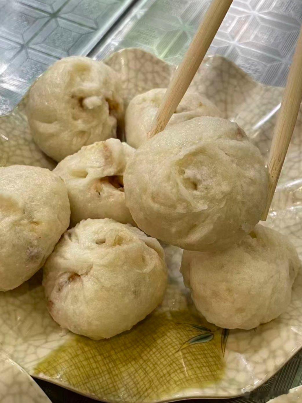 早餐小笼包配豆浆才对味呀！今天又有领导来监察，我老老实实的穿好职业装！现在很多行