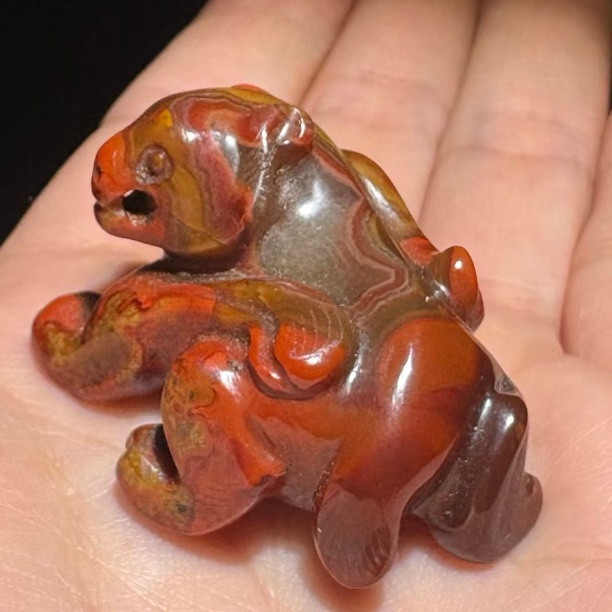 高古玉红缟玛瑙，汉熊，东西虽小，分量重，稍加盘玩，很快就能出滋润的包浆……