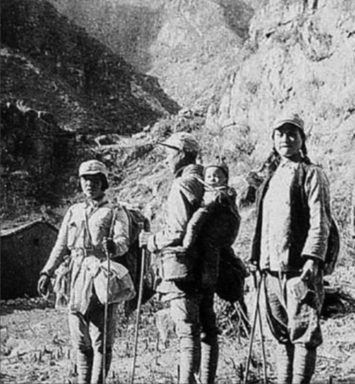 1939年，女战士徐敏正要去上厕所，一个壮汉突然走了过来，还把她扛到了床上，说：