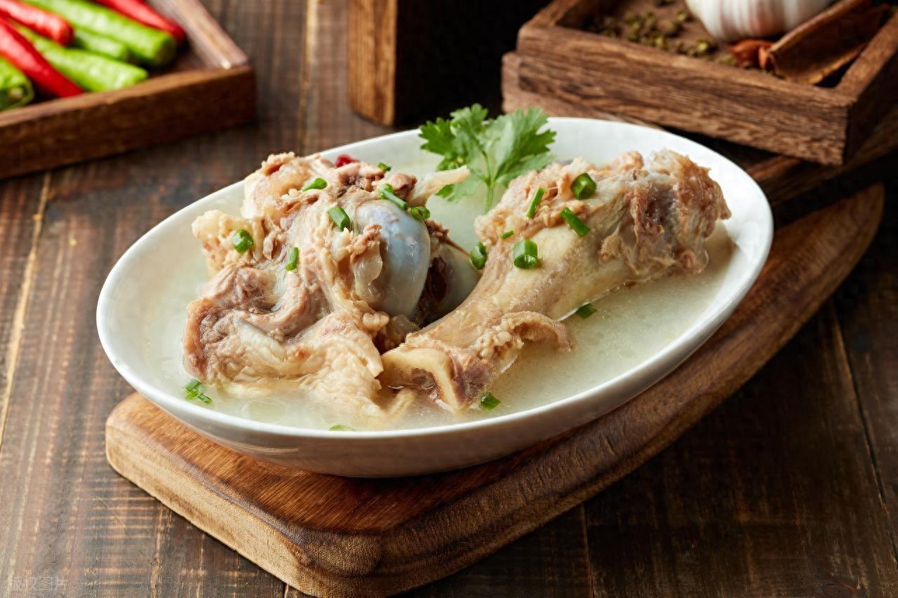 “喝骨头汤补钙”是假的？研究发现：老人想护骨，做好这5件事很多人一说起补钙，