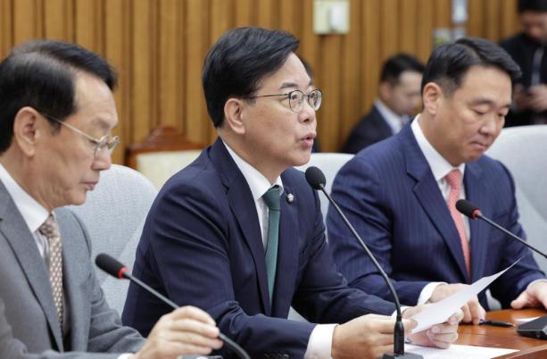 韩国媒体消息，国民力量党院内代表宋彦锡批评民主党“事实上拒绝”大庄洞开发腐败