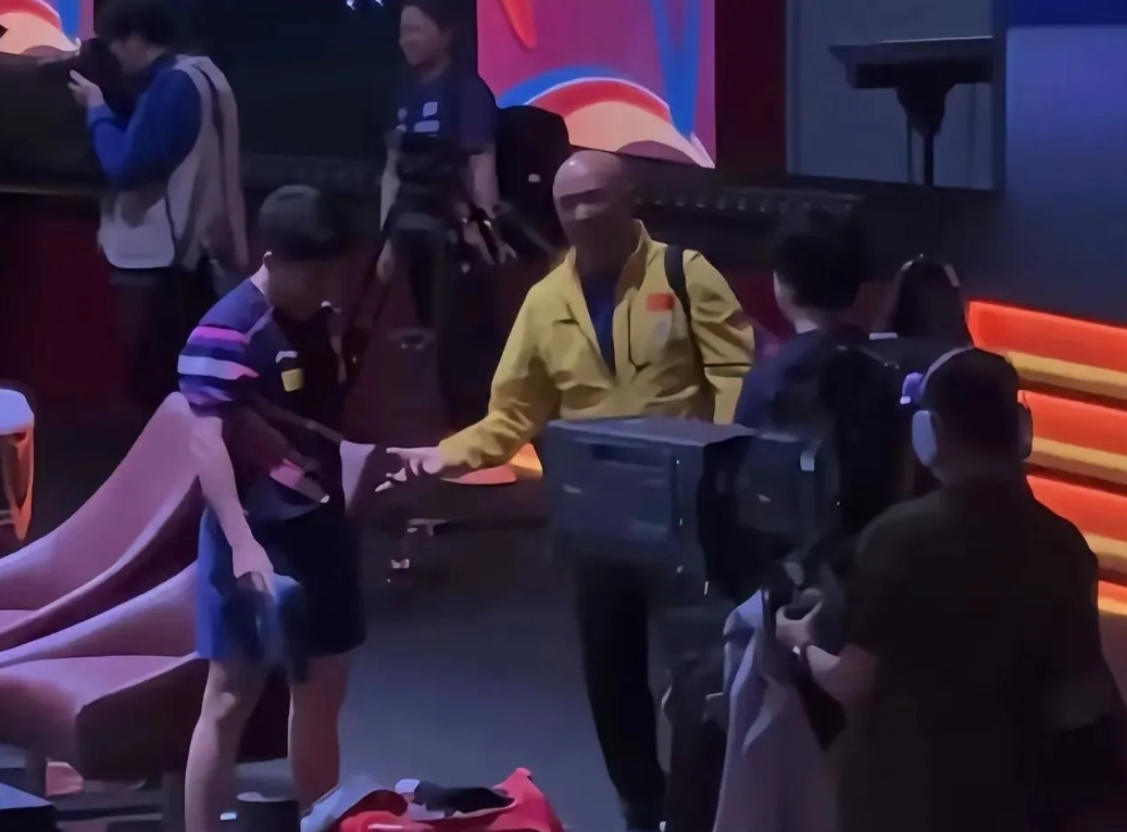 把肖指导气的直接提前退场了很少看到肖指导不等队员的结束后两手一摊给林诗栋说