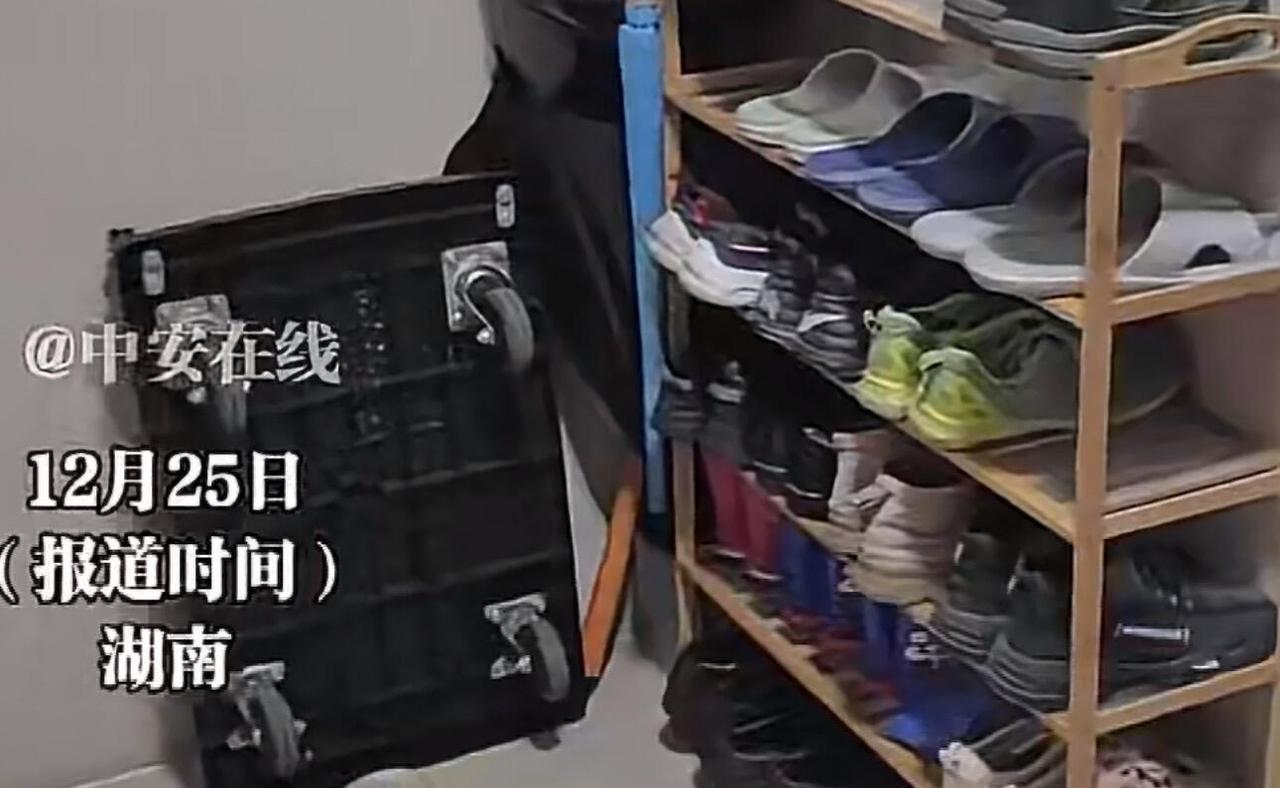 哎，家人们，湖南这个楼道放鞋架的事儿，真是够折腾的。就是小区里一邻居，非把鞋