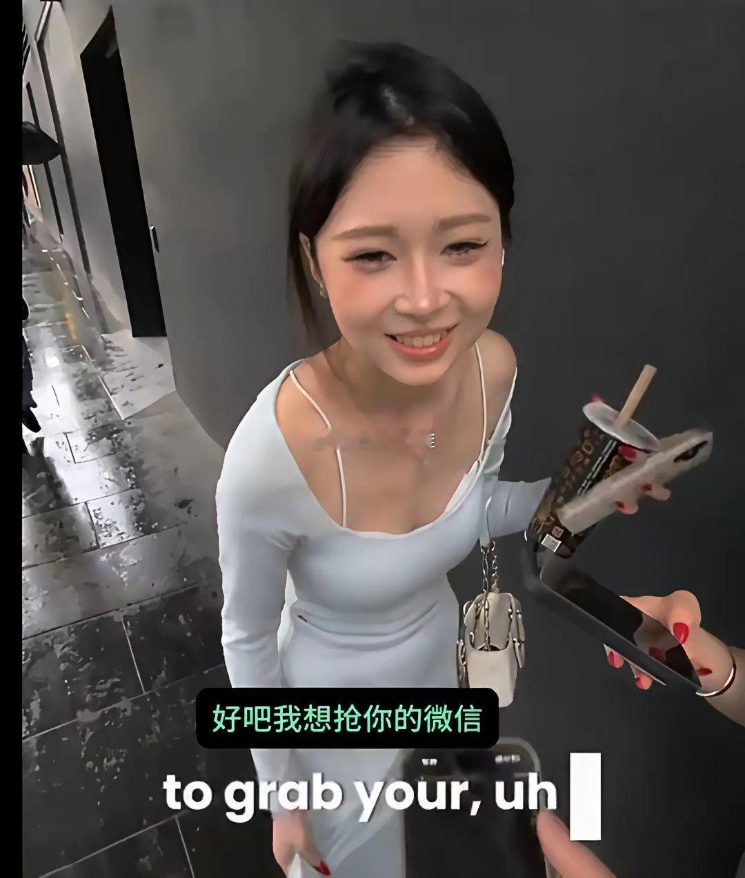 “我是麦克斯，你会联系我的”澳洲街头，一个老外跟中国姑娘搭讪，要到微信后，临走甩