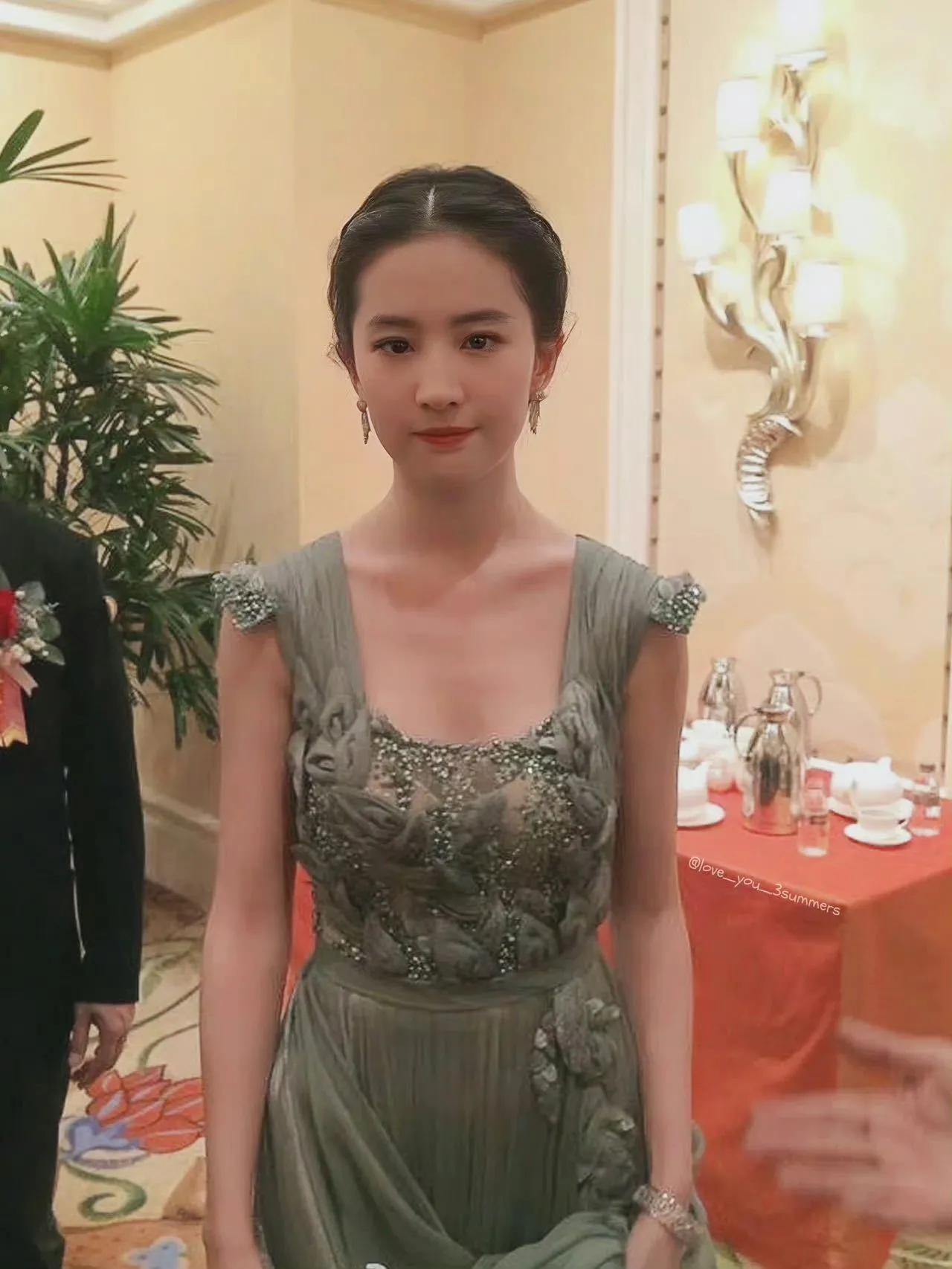 刘亦菲能把老奶奶的裙子穿出了少女感，天仙果然名不虚传。