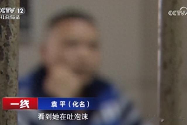 湖北，男子离婚后，遇到心仪已久的女同学，没想到女同学也离婚了，二人眉来眼去的心照