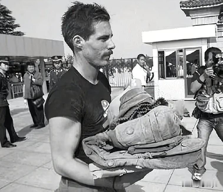 2006年，德国小伙马林在西安看兵马俑，他发现第三排有个空位，觉得那个位置是给他